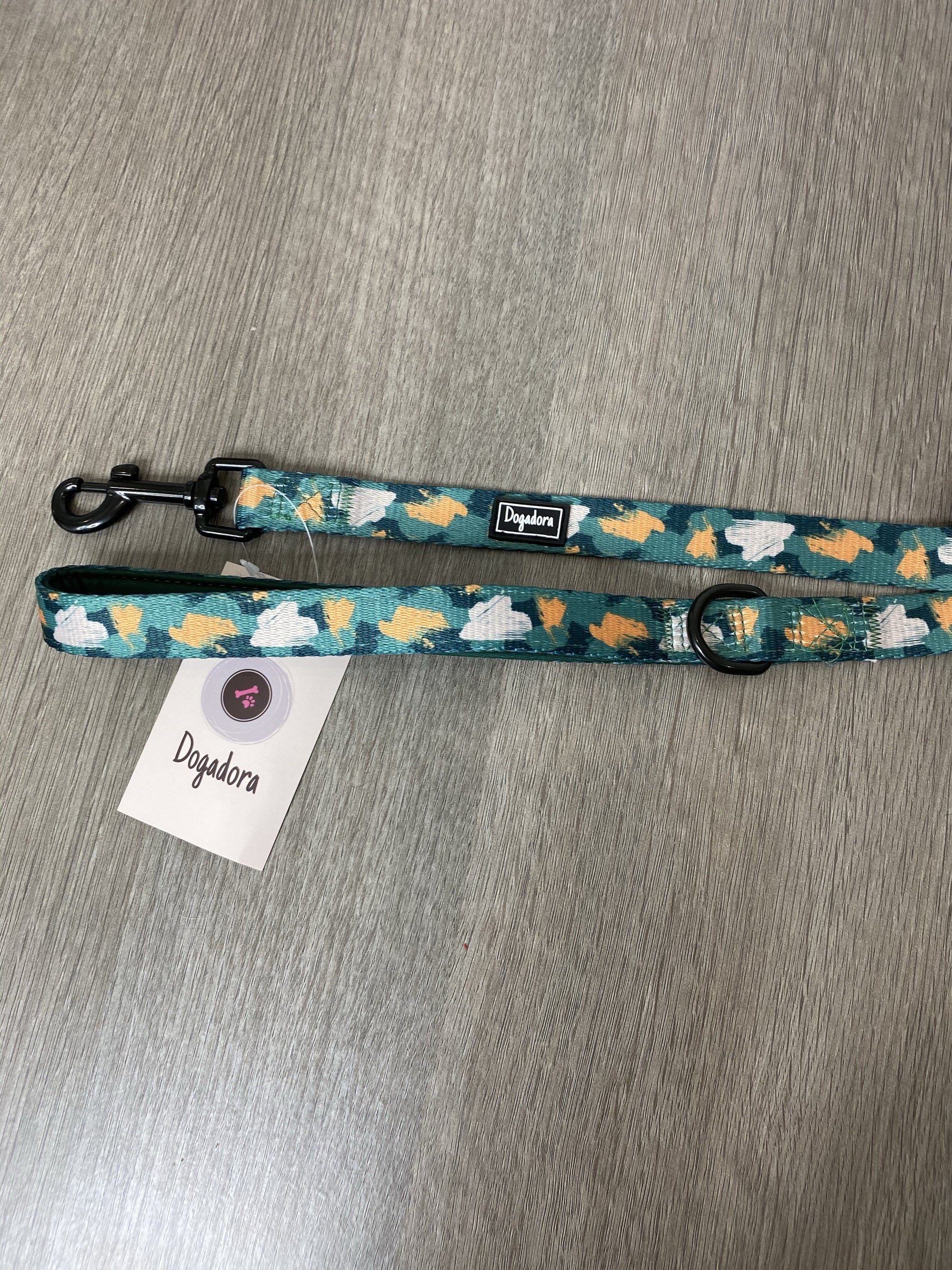 Autumn splash lead with metal clip and metal d ring for poop bag to attach to.